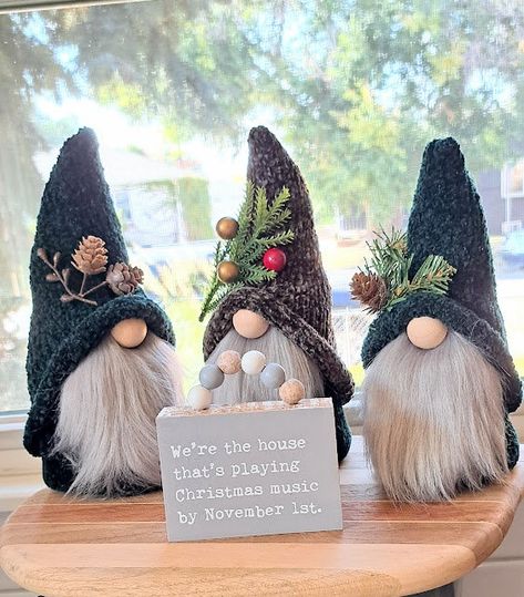 Couture, Natal, Gnome Beards Diy How To Make, Green Brown Decor, Scandi Crafts, Norwegian Gnomes, Forest Hat, Gnome Craft, Scandinavian Winter