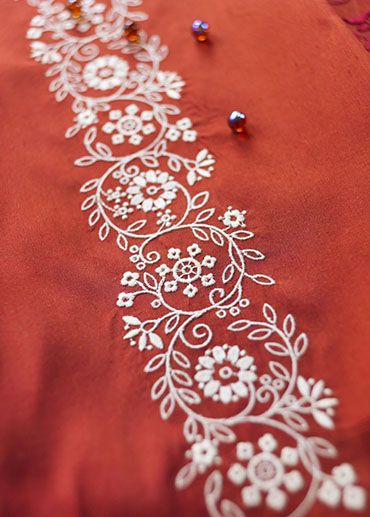 Pola Bordir, Diy Broderie, Hand Embroidery Videos, Border Embroidery Designs, Pola Sulam, Hand Work Embroidery, Embroidery Neck Designs, Hand Embroidery Flowers, 자수 디자인