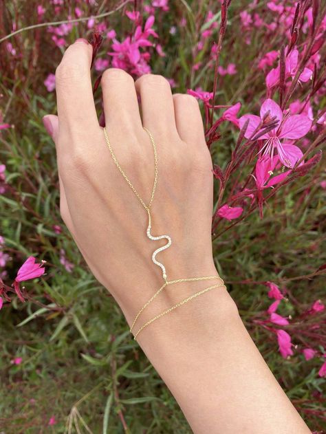 Yellow Gold  Collar  Copper   Embellished   Women's Fashion Jewelry Silver Hand Chain, Silver Wrap Bracelet, Hand Chain Jewelry, Finger Bracelets, Hand Chain Bracelet, Green Skin, Snake Bracelet, Hand Bracelet, Chic And Elegant