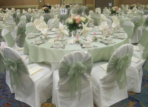 tables Pink And Green Sweet 16 Cake, Chambelanes Outfits Quinceanera Light Green, Court Table Sweet 16, Sage Green Decor Quince, Main Quince Table Ideas, Green Quinceanera Theme Decor, Sage Green 15 Decorations, Quinceañera Themes Ideas Green, Mint Green Quinceanera Theme