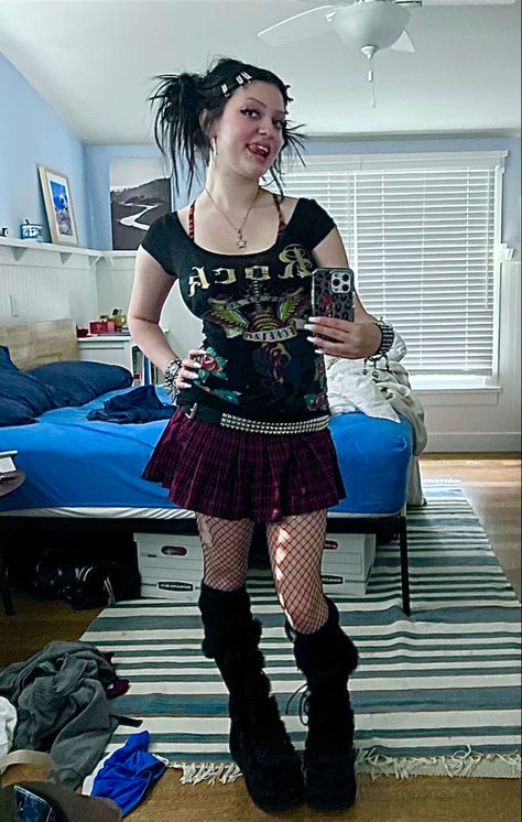 Myspace Aesthetic Outfit, 2000s Mall Goth Outfits, Mall Goth Summer Outfits, Skramz Outfit, Outfit For Rock Concert, Goth Outfits Skirt, Numetal Aesthetic Outfits, Alternative Concert Outfit Summer, Emo Fits 2000s