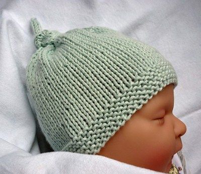 Make a handmade knit hat with one of these super quick and easy free hat knitting patterns. There are so many to try, you can make one for everyone you know! Baby Top Knot, Newborn Knit Hat, Diy Tricot, Baby Hat Knitting Pattern, Hat Patterns Free, Baby Hat Patterns, Baby Knitting Patterns Free, Baby Hats Knitting, Hat Knitting Patterns