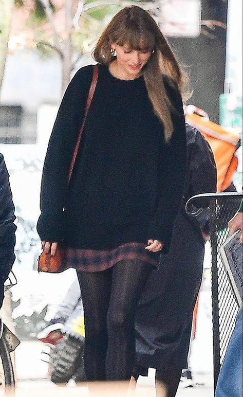 Taylor Swift out and about in New York City, New York on October 17, 2022 #Candid #StreetStyle #NYC #Aesthetic Taylor Swift New York, Cold Outfit, October Outfits, Nyc Outfit, Taylor Swift Street Style, New York Outfits, Street Fits, Nyc Aesthetic, City New York