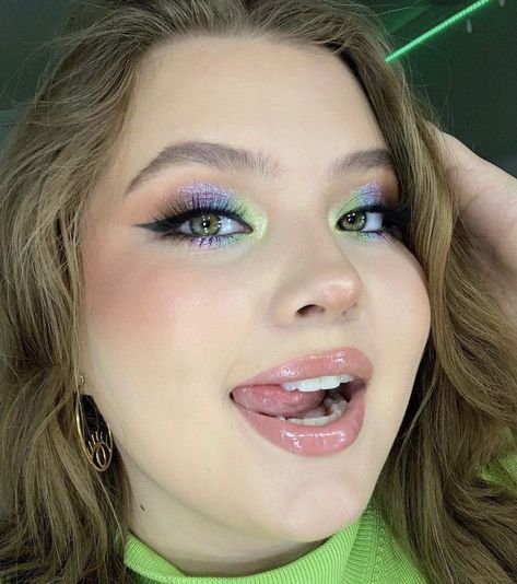 Purple Glitter Eyeshadow, Makeup Verde, Glitter Eyeshadow Makeup, Purple Makeup Looks, Eye Makeup Images, Purple Eye Makeup, Graphic Makeup, Rave Makeup, Eye Makeup Pictures