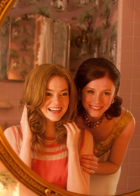 Bryce Dallas Howard and Emma Stone in The Help (2011). Jessica Chastain Bryce Dallas Howard, The Help Aesthetic, The Help Movie Fashion, Emma Stone The Help, Tv Clothes, Zach Galifianakis, Red Hair Inspo, Dallas Howard, Girls Power