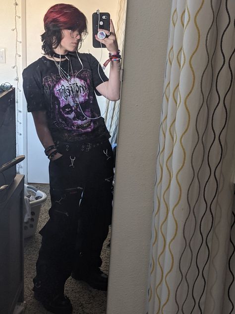 Ptv Outfit Ideas, Mall Goth Mens Fashion, Emo Guy Outfits Aesthetic, Male Mall Goth Outfits, Mallgoth Outfits Men, Mall Goth Guy, Mall Goth Masc, Scene Male Outfit, Goth Masc Outfits