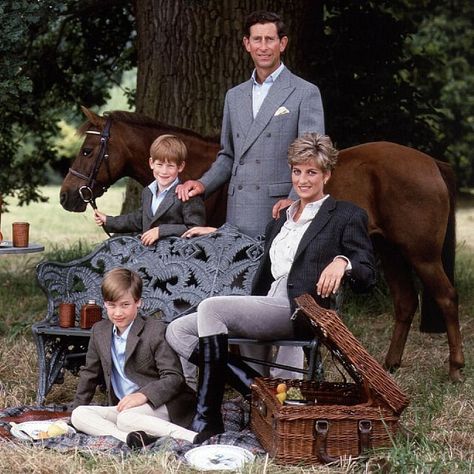 Lady Diana Forever on Instagram: “■ Princess Diana and Prince Charles are captured with their children Princes William and Harry at a picnic in 1992.■ . . ■ A princesa Diana…” Princesa Margaret, Prințesa Diana, Prins Charles, Putri Diana, Otto Von Bismarck, Prince Charles And Diana, Royal Photography, Prins William, Laura Bailey