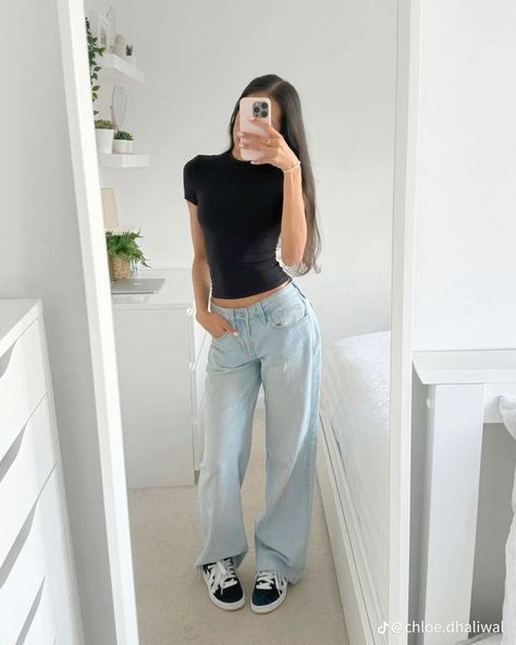 Pretty Outfits Jeans, Button Up Tank Top Outfit, How To Loosen Tight Jeans, Cute Simple Outfits Winter, Date Night Outfit Simple, Blue Jeans Outfit Ideas, Blue Jeans Outfit, 00s Outfits, Jeans Outfit Ideas