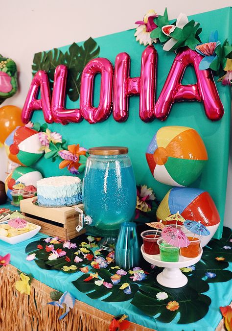 21st Luau Party Ideas, Hawaii Table Decorations, Hawaiian 2nd Birthday Party, Beach Themed Birthday Party Ideas, Tiki Night Party, Hawian Birthday Ideas, Aloha Party Cake, Hawaiian Grad Party, Pool Party Luau