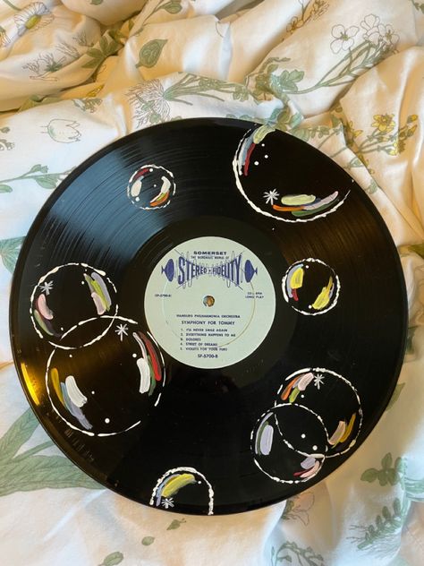 Old Record Painting Ideas, How To Paint Vinyl Records, Aesthetic Vinyl Painting, Painting Ideas Record, Painting Old Records, Vinyl Disc Art, Aesthetic Record Painting, Paint On Records Vinyls, Painting A Record