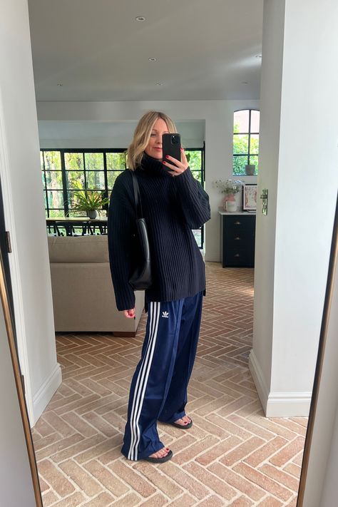 Adidas Loose Pants, Adidas Firebird Track Pants, Styling Track Pants Women, Adidas Bottoms Outfit, Tracksuit Pants Outfit Women, Adidas Tracksuit Pants, Canterbury Track Pants Outfit, Adidas Track Pants Outfit Winter, Adidas Track Pants Outfit Aesthetic