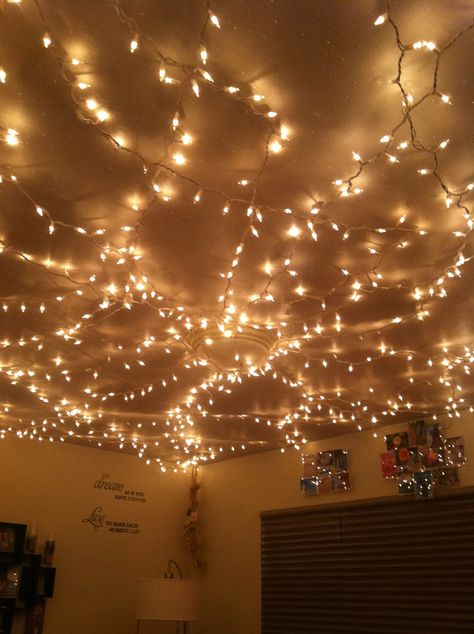 975 lights + 92 Command mini hooks ='s star lit ceiling <3 Hanging Fairy Lights From Ceiling, Bathroom Decor Fairy Lights, Ceiling Twinkle Lights Bedroom, Cute Fairy Lights Bedroom Ideas Simple, Twinkling Fairy Lights, Wall Of Fairy Lights, Fairy Ceiling Lights, String Lights On The Ceiling, Star Aesthetic Room Decor