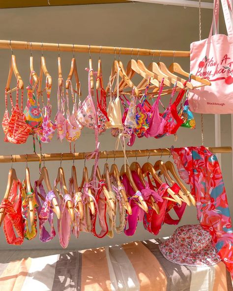 Couture, Aestethic Bikinis Hanging Up, Shopping Summer Aesthetic, Swimwear Store Design, Swimsuit Inspo Summer, Aestethic Bikinis, Swimsuit Business, Swimwear Business, Swimsuits Aesthetic