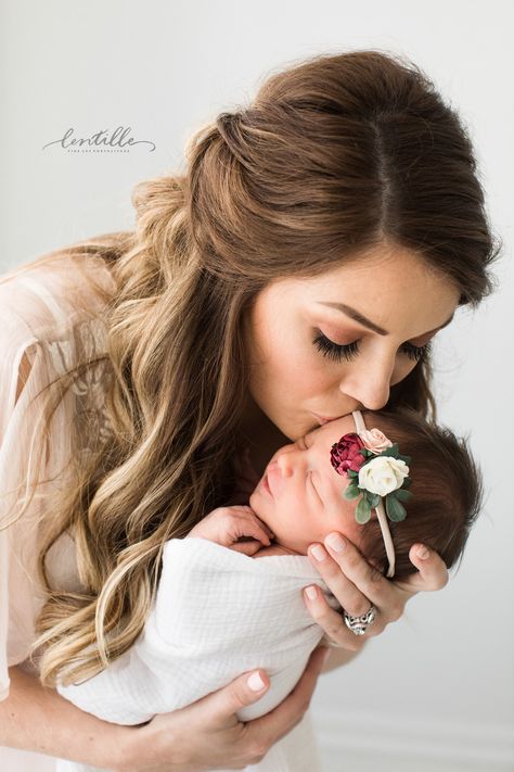 Newborn Maternity Photos, Mom And Newborn Outdoor Photography, Newborn Photo With Mom, Mom Newborn Photography, Dog Newborn Pictures, Newborn Poses With Mom, Mom With Newborn Photography, Newborn Photography Floral, Mommy And Newborn Pictures