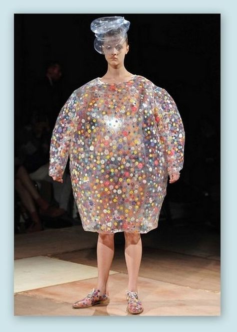 This dress that looks like a balloon full of Smarties. | 26 Ludicrous Catwalk Fashions Fashion Fail, Conceptual Fashion, Japan Fashion Week, Ugly Dresses, Funny Dress, Ugly Outfits, Bad Fashion, Funny Fashion, Catwalk Fashion