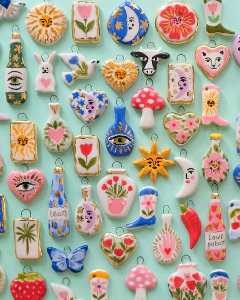 Air Dry Clay Projects Ideas, Ceramic Magnets Handmade, Polymer Clay Magnets Ideas, Diy Keramik, Ceramic Charms, Magical Transformation, Hantverk Diy, Clay Magnets, Feeling Disconnected