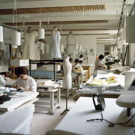 News Photo : Atelier de couture chez Courrèges, circa 1960 à... Couture, Design Studio Workspace, Fashion Dream Job, Fashion Designer Studio, Clothing Studio, Store Design Boutique, Sewing Room Design, Old Wall, Google Sheets