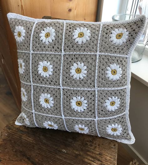 How to Crochet a Granny Square with 72 Images for 2019 - Page 33 of 65 - Crochet Blog! Crochet Couch Cover, Diy Crochet Pillow, Functional Crochet, Pillows Fun, Pillow Cover Crochet Pattern, Crochet Cushion Pattern, Crochet Pillow Patterns Free, Crochet Pillow Cases, Beau Crochet
