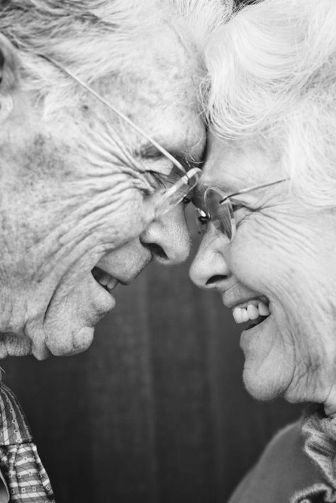 Old Couple Photography, Older Couple Poses, Older Couple Photography, Grandparents Photography, Vieux Couples, Older Couples, Anniversary Pictures, Old Couples, Love And Happiness
