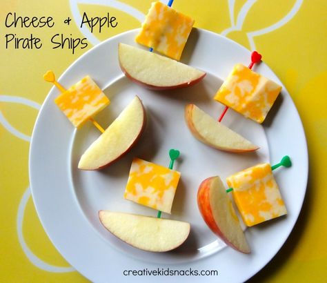 Pirate Snacks, Apple And Cheese, Pirate Party Food, Peter Pan Party, Kreative Snacks, Pirate Ships, Creative Snacks, Preschool Snacks, Dessert Aux Fruits