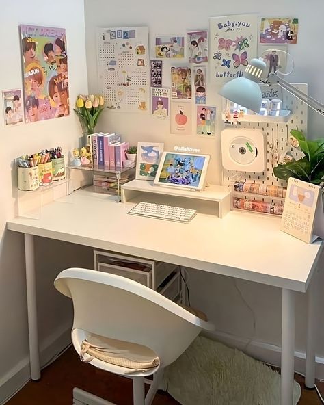 𝐒𝐀𝐕𝐄=𝐅𝐎𝐋𝐋𝐎𝐖 𝐌𝐄 !! 𝐃𝐎 𝐍𝐎𝐓 𝐑𝐄-𝐏𝐎𝐒𝐓~ Study Desk Ideas Simple, Cute Dorm Desk, Study Table Ideas Student, Room Ideas Aesthetic Desk, Study Table Decor Aesthetic, Aesthetic Study Area, Desk Room Aesthetic, Aesthetic Desk Set Up, Kawaii Organization