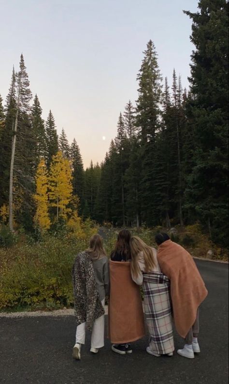 Friends On Adventures, Mountain Aesthetic Friends, Cute Camping Photos With Friends, Friend Fall Aesthetic, Fall Mountain Pictures, Fall Group Pictures, Fall Photos Friends, Granola Friends Aesthetic, Fall Instagram Pictures With Friends