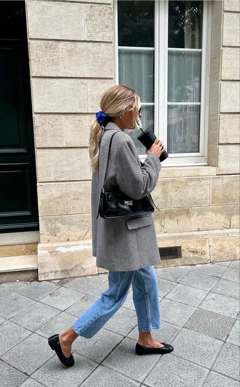 Autumn flats, ballet pumps and loafers Denim Minimalist Style, Paris Autumn Style, Amy Poehler Style, Fall Outfits Europe Street Styles, Casual Jeans Outfit With Sneakers, Italian Business Style Women, Casual Business Dinner Outfit, Autumn 23 Trends, Autumn Outfits 2023 Trends Casual