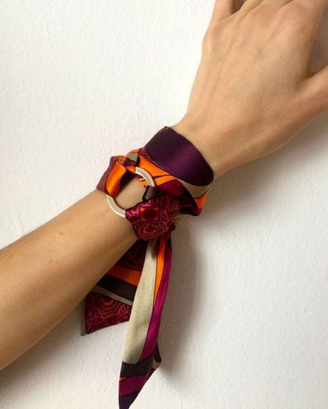 Jewerly Bracelets, Hermes Style, Silk Bracelet, Ways To Wear A Scarf, Estilo Hippie, Scarf Rings, Purple Bracelet, Bracelet Fashion, Bandana Scarf