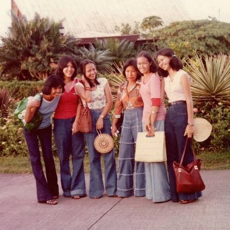 🌼1960s and 1970s🌼 on Instagram: “That '70s crew 🔥 Taken in the Philippines #bellbottoms #pinoy #vintagephilippines #70sstyle” Philippines Outfit, Philippines Fashion, Filipino Fashion, 1970 Dress, Filipino Style, Filipino Art, Mahal Kita, Philippines Culture, 90s Fashion Women