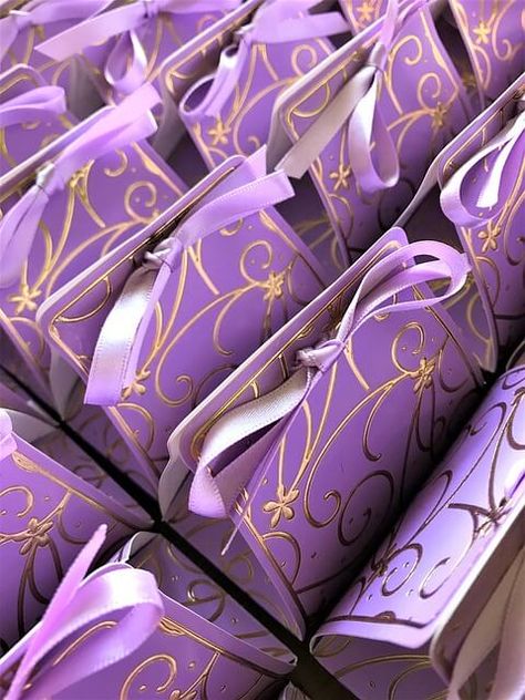 How to Personalize Your Wedding Favors Purple Party Favors Ideas, Purple Party Favors, Purple Wedding Favors, Purple Favors, How To Make A Gift Bag, Purple Sweet 16, Purple Quince, Surprise Box Gift, Wedding Favor Ideas