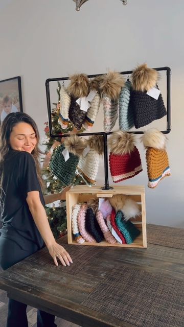 Loom Knit, Crochet Hat Display Ideas, Diy Hat Display Craft Fairs, Beanie Display Ideas, Beanie Display, Diy Hat Display, Diy Beanie, Hat Display, Market Displays