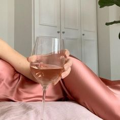 10 Ultimate Life Hacks Every Wine Connoisseur Should Know  10 Ultimate Life Hacks Every Wine Connoisseur Should Know Tumblr, Sophie Mitchell, Women Drinking Wine, Empire Series, Wine Tasting Experience, Wine Photography, Wine Connoisseur, Sweet Wine, Woman Wine