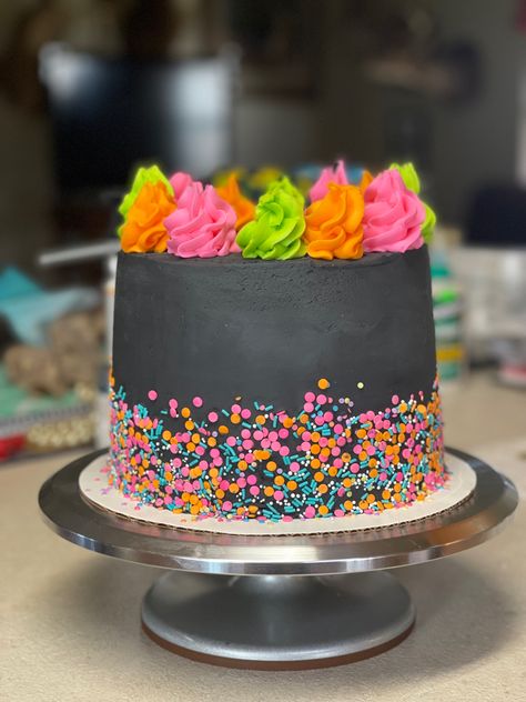 Neon Pink Cake Birthday, Neon Disco Birthday Cake, Black And Neon Birthday Cake, Neon Cake Aesthetic, Black And Neon Cake, Neon Theme Birthday Cake, Neon Themed Cake, Rave Cake Ideas, Glow Party Cakes