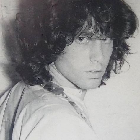 Jim Morrison Pfp, Jim Morrison Icons, Jim Morrison Aesthetic, Jim Morrison Rare, Jim Morisson, Feminine Hairstyle, 70s Artists, Jake And Josh, Hairstyle Brunette