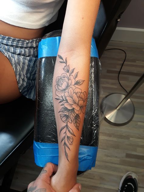 Half Sleeves Women Tattoo, Unique Tattoo Ideas For Women Sleeve, Floral Forearm Wrap Tattoo, Simple Cover Up Tattoos For Women, Peony Wrap Around Tattoo, Womens Inner Forearm Tattoo, Flower Arm Tattoos For Women Sleeve, Pretty Lower Back Tattoos, Women Tattoo Ideas Meaningful