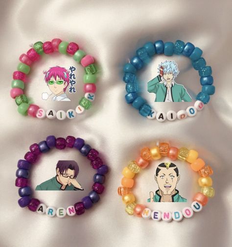 Diy Anime Jewelry, Anime Bracelets Ideas, Saiki K Bracelet, Saiki K Perler Beads, Kandi Bracelets Anime, Anime Beaded Bracelets, Jjk Bracelet, Anime Bracelet Ideas, Kandi Bracelet Tutorial