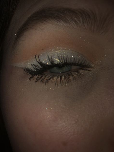 Winter Formal Eye Makeup, Wedding Makeup White Eyeliner, Sparkly New Years Makeup, Winter Wonderland Makeup Ideas, White Glitter Eyes, White Euphoria Makeup, White Silver Makeup Looks, New Year Eyeshadow, Makeup For Clubbing