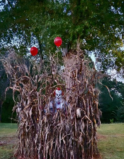 It Halloween Decorations Outdoor, Halloween Hill Decorations, Diy Halloween Decor With Pallets, Spooky Decor Outdoor, Halloween Driveway Entrance, Pennywise Diy Decorations, Scary Halloween Lawn Decorations, Sidewalk Halloween Decor, Halloween Party Yard Decorations