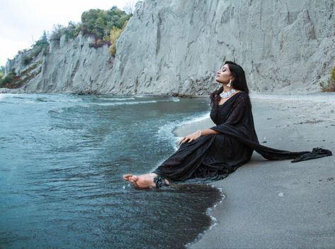 Saree On Beach, Beach Saree Photoshoot, Saree Beach Photoshoot, Beach Saree, Aesthetic Photography Instagram, Saree Shoot, Hairstyles Waves, Goa Beach, Poses Beach