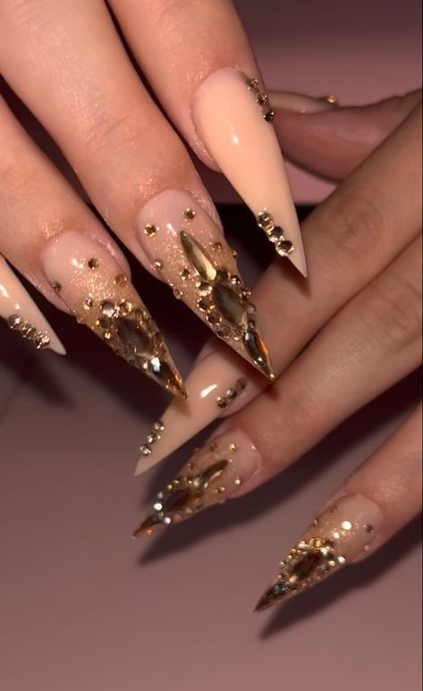 Gold Stilleto Nails Designs, Gold Stilletos Nails, Stelitto Nails, Nail Art With Gems, Gold Nails Stiletto, Gem Placement, Gold Stiletto Nails, Lux Nails, Stilleto Nails Designs