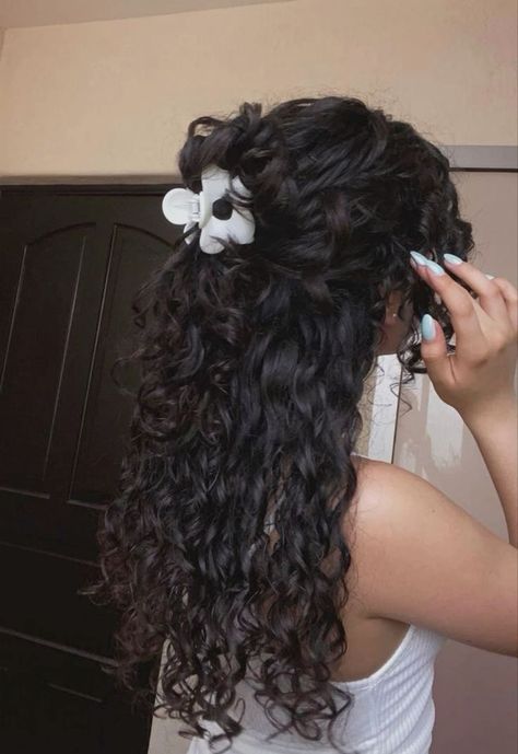 here some faceless curly hair ideas for ur Dr! Hawaii Curly Hair, Healthy Wavy Curly Hair Aesthetic, Long Curly Hair Women Natural Curls, Embracing Curly Hair, Outfit Ideas Curly Hair, 3 B Hairstyles, Weatherproof Hairstyles, Curly Hair Care Aesthetic, Slight Curly Hair