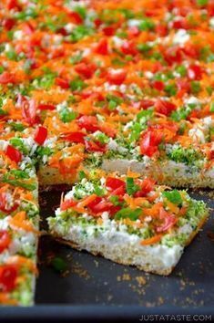 Veggie Bars Recipe, Veggie Bars, Pizza Vegetariana, Crescent Roll Recipes, Crescent Roll, Finger Food Appetizers, Snacks Für Party, Super Bowl Food, Bars Recipe