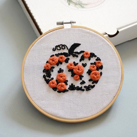 Embroidery Hoop Art Tutorial, Embroidery Ornament, Pumpkin Embroidery, Pumpkin Cross Stitch, Embroidery Hoop Art Diy, Halloween Craft Projects, Halloween Embroidery Designs, Halloween Cross Stitch Patterns, Halloween Embroidery