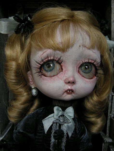 Creepy Dolls Art Sinistre, Creepy Baby Dolls, Horror Vintage, Scary Dolls, Haunted Dolls, Big Eyes Art, Gothic Dolls, Halloween Doll, Creepy Art