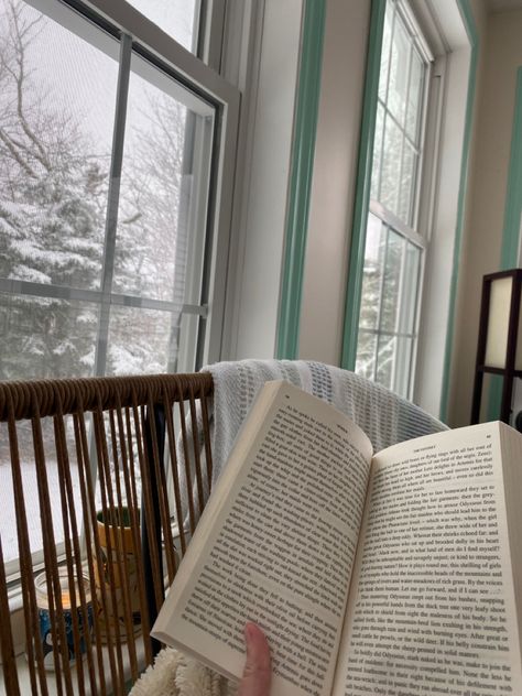 Reading with snow outside Cold Vibes Aesthetic, Cold Months Aesthetic, Reading In Winter Aesthetic, Snow Cottage Aesthetic, Book Winter Aesthetic, Reading Winter Aesthetic, Reading Aesthetic Winter, Winter Aesthetic No Snow, January Aethestic