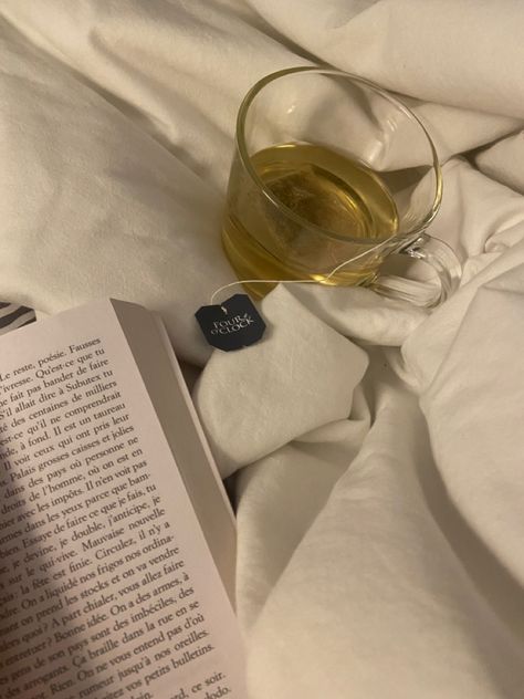 Tea And Books, Evening Routine, Night Time Routine, Healthy Girl, Cottagecore Aesthetic, Bedtime Routine, Night Routine, Hot Tea, Cozy Nights