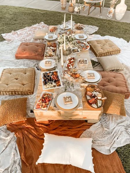 Beach Picnic Party, Backyard Dinner Party, Picnic Birthday Party, Boho Birthday Party, Picnic Theme, Deco Champetre, Picnic Decorations, Backyard Picnic, Picnic Inspiration