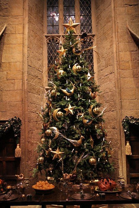 Harry Potter Christmas tree in the Great Hall. Gold celestial/crescent theme. Harry Potter Weihnachten, Dulceros Halloween, Harry Potter Christmas Decorations, Harry Potter Christmas Tree, Hogwarts Christmas, Harry Potter Studio Tour, Tapeta Harry Potter, Harry Potter Studios, Anniversaire Harry Potter