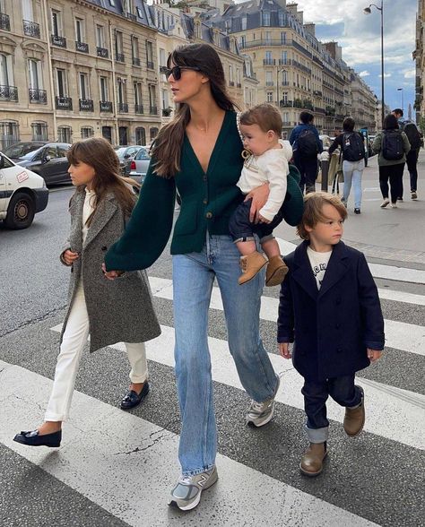 Flare Jeans Outfits, Leia Sfez, Flare Jean Outfit, Chique Outfit, Chique Outfits, Moms Goals, Parisian Vibes, Future Mom, Future Lifestyle