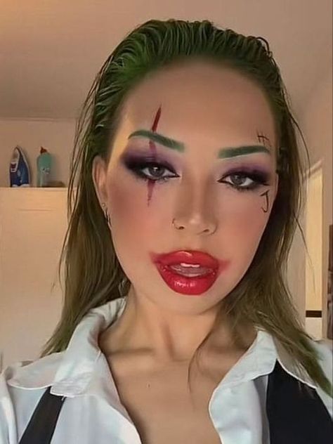 Halloween Costume Diy Woman, Halloween Costumes Cool Makeup, Joker Costume Makeup Female, Fast Costumes Last Minute, Simple Face Halloween Makeup, Joker Lips Make Up, Haunted Halloween Costumes, Joker Woman Makeup, Joker Costume Female Makeup